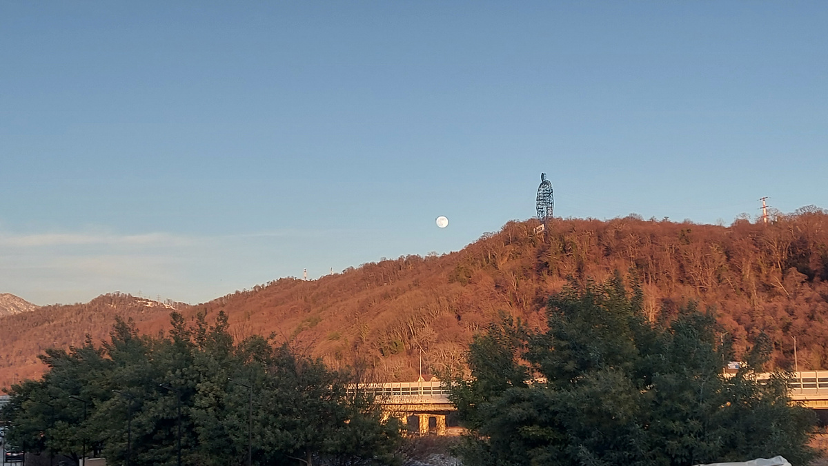 Луна на фоне гор.