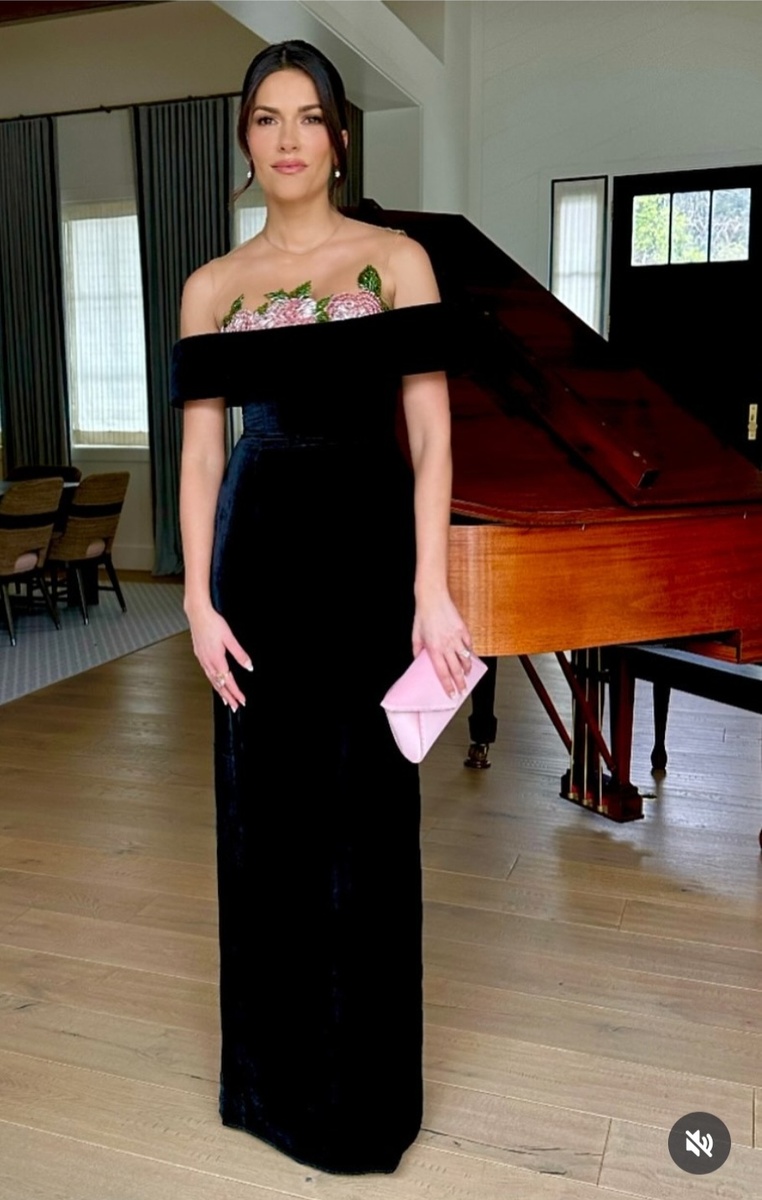 Фото с подготовки Софии Пернас к церемонии Choice Critics Awards 2026. Материал: Тара Свеннен.