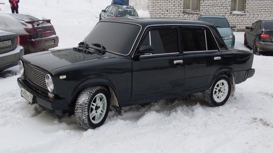 Представляете, автомобиль на фото тонирован, но выписать штраф именно за это нарушение, водителю нельзя, как такое может быть, вы узнаете из статьи. Заметим, автомобиль 1983 года выпуска.