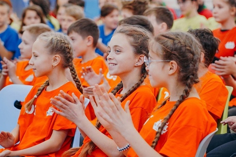    Более 100 школьников Мариуполя проводят новогодние каникулы в Санкт-Петербурге. Фото: t.me/a_beglov