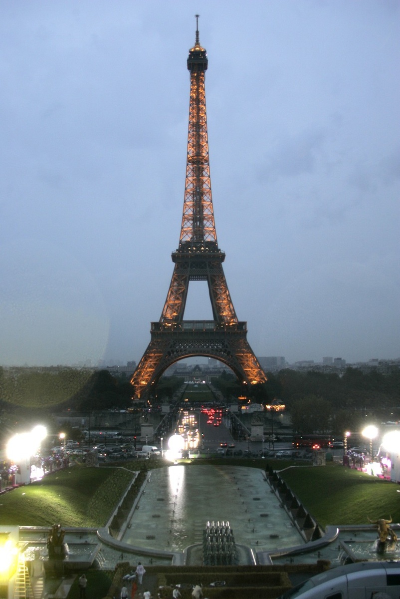    Родители женщины подарили паре путевки в Париж, надеясь, что партнер сделает дочери предложение. Анатолий ЖДАНОВ