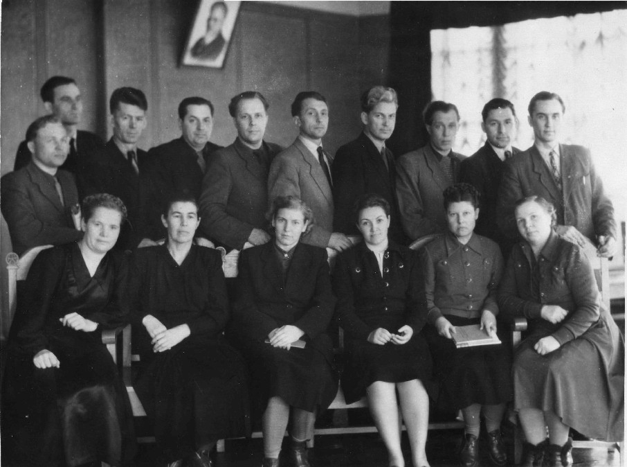 А.П. Селезнев (во втором ряду 5-й - слева) с коллегами в суде.