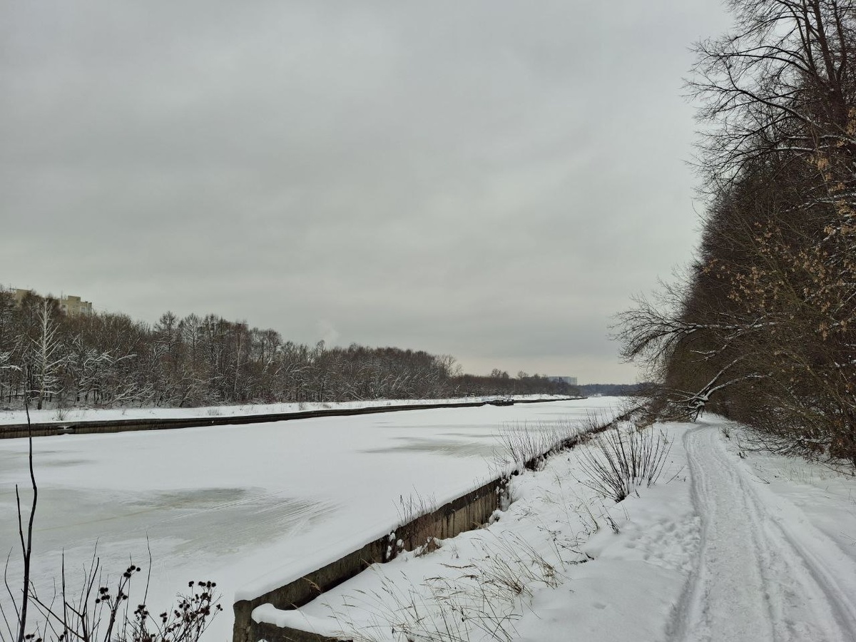 Канал им. Москвы в "роли" Стикс. Фото автора.