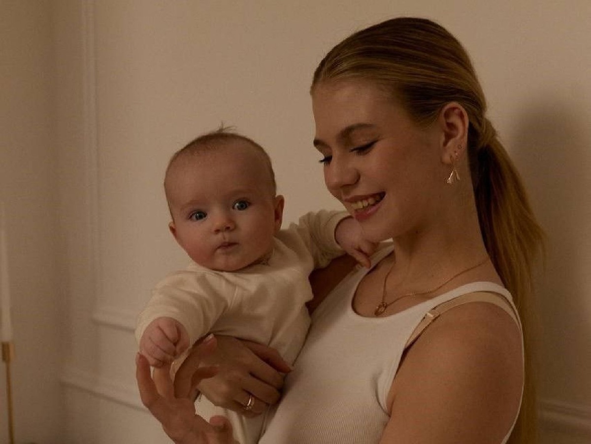    Александра Трусова с сыном (Фото: Telegram @avtrusovaofficial)