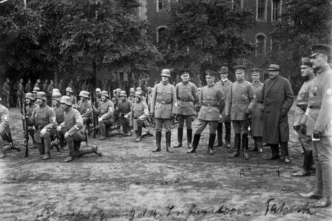 Густав Носке посещает фрайкор (добровольцев), 1919 год.