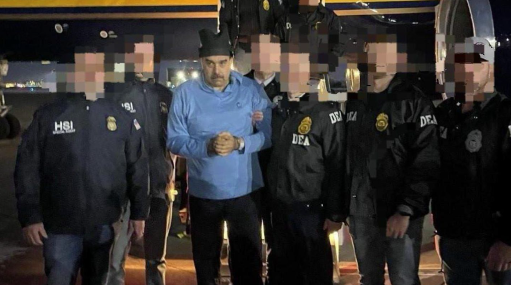 Представленный как мелкий преступник: лидер Венесуэлы Николас Мадуро по прибытии в Нью-Йорк в окружении американских силовиков © REUTERS