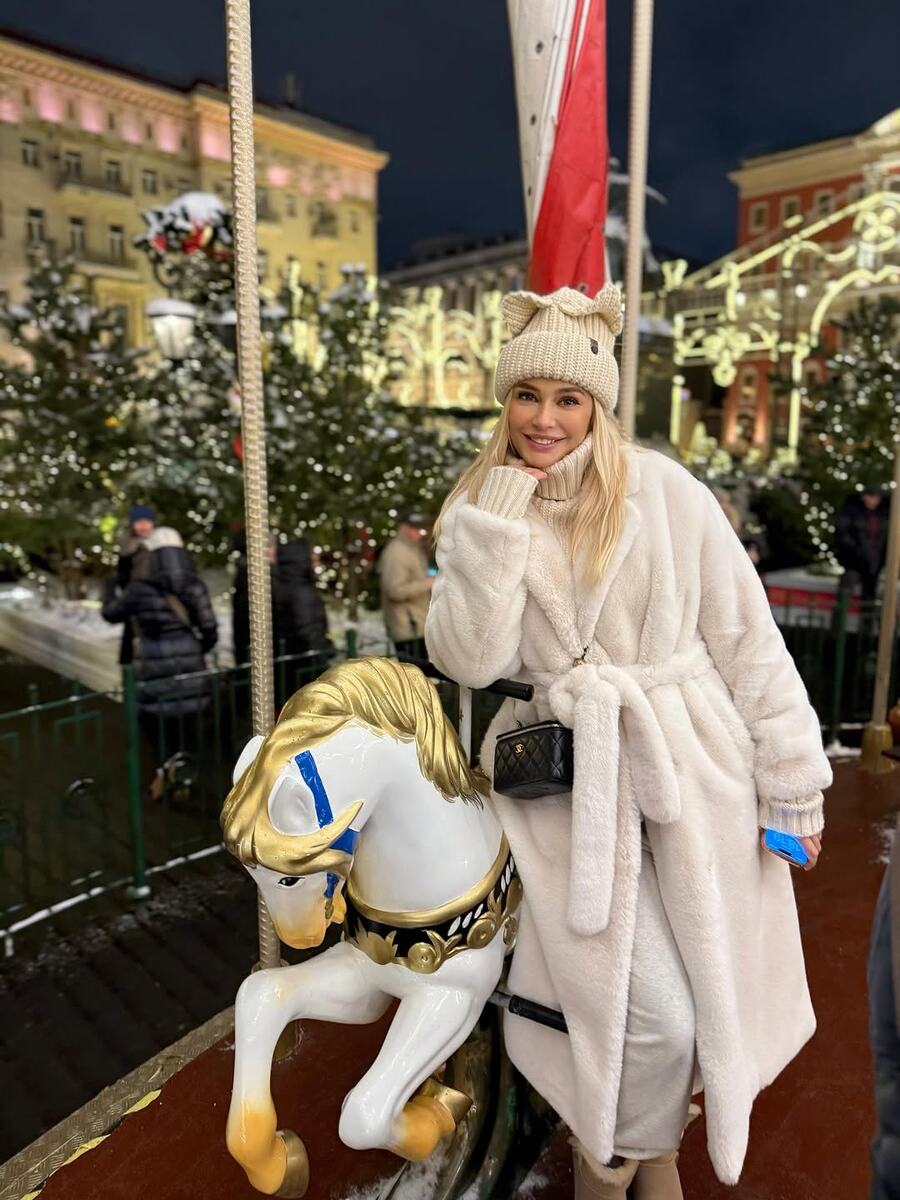    Наталья Рудова прокатилась на карусели на Красной площадиСоцсети Натальи Рудовой