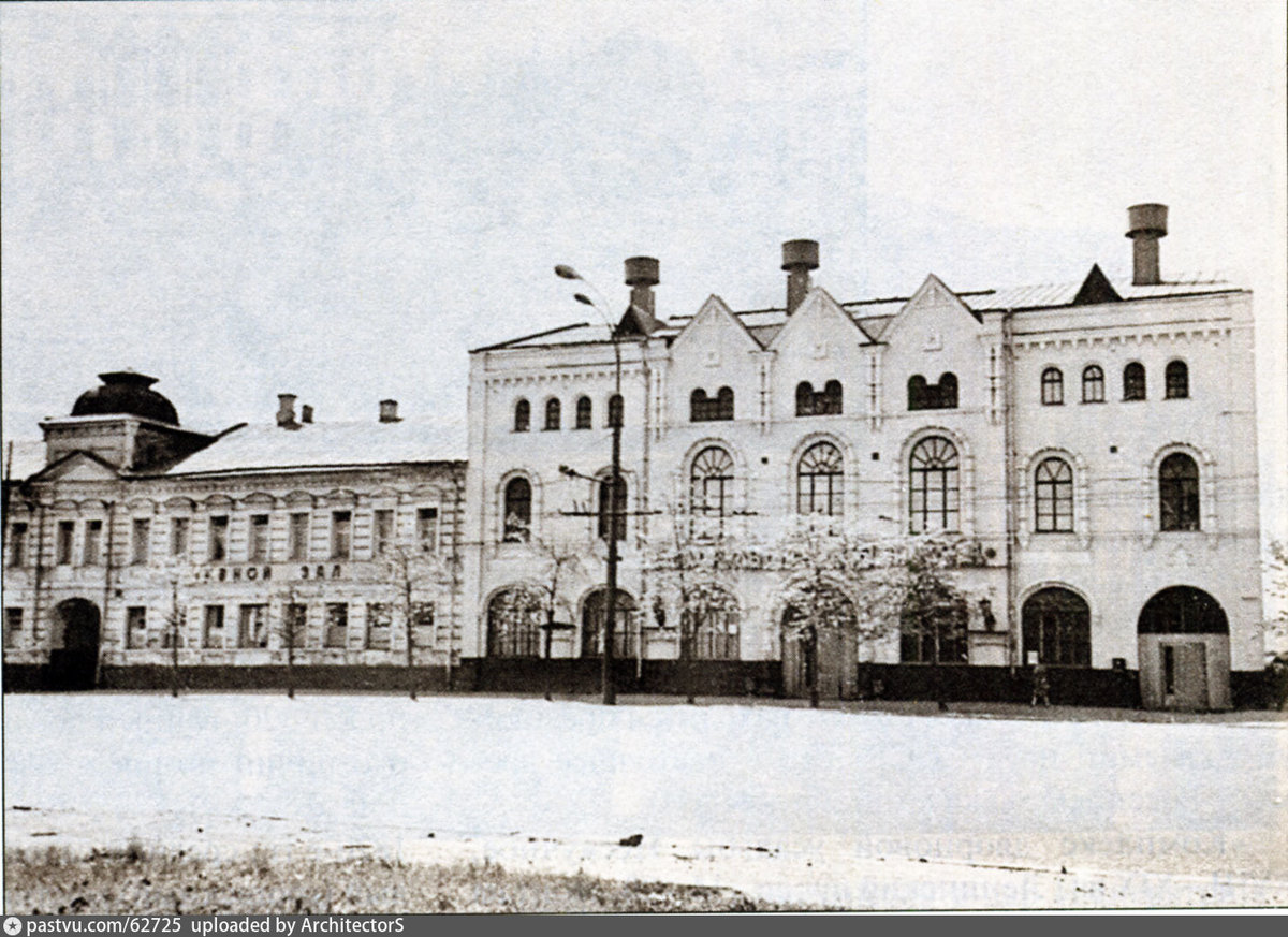 Б.Тульская, №№ 44-46. Слева тот самый дом, где, по идее, должен был быть магазин купца Карасева. Но в источниках упоминается, что это Дом с куполом №46 -доходного дома мещанина Федотова. а потом - пивной зал. Фото 1979 года. Автор: Петр Паламарчук Источник: "Сорок Сороков" 1995 год 