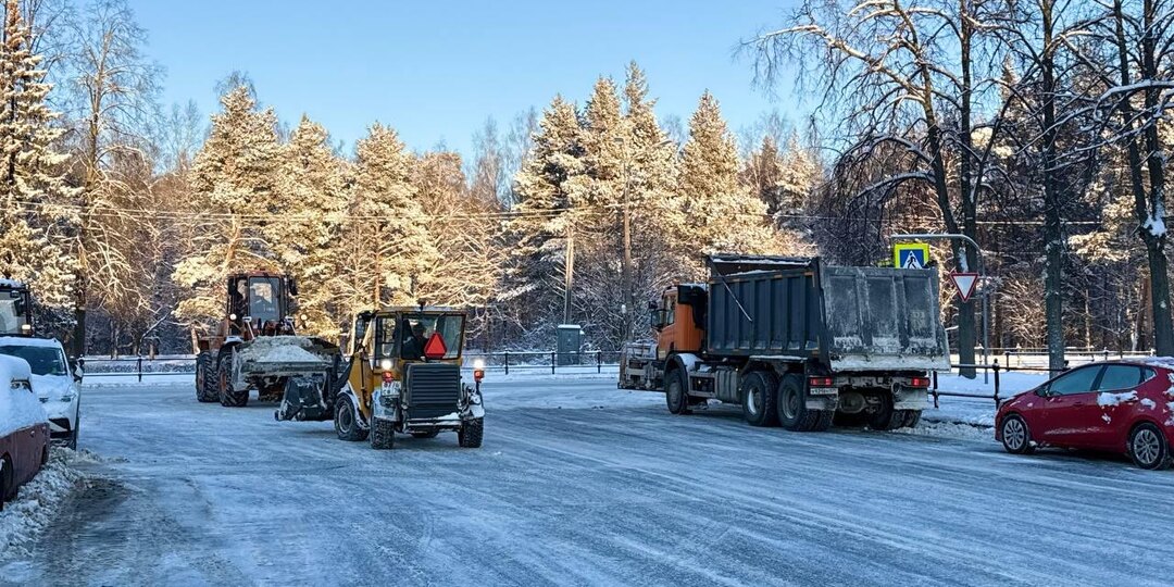 Улицы Петербурга от снега убирают более 4 тыс. дворников