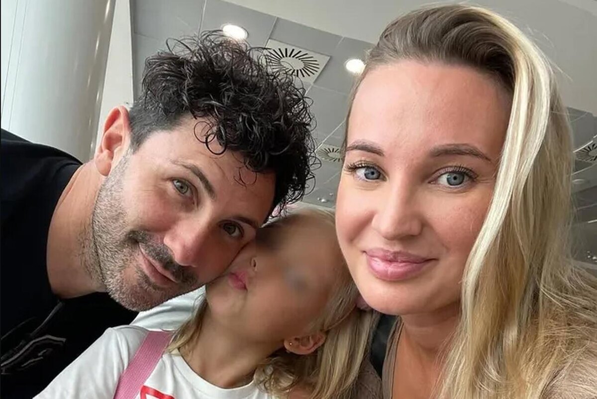    Умершая блогерша Юлия Бурцева с итальянским мужем и дочерью. соцсети.