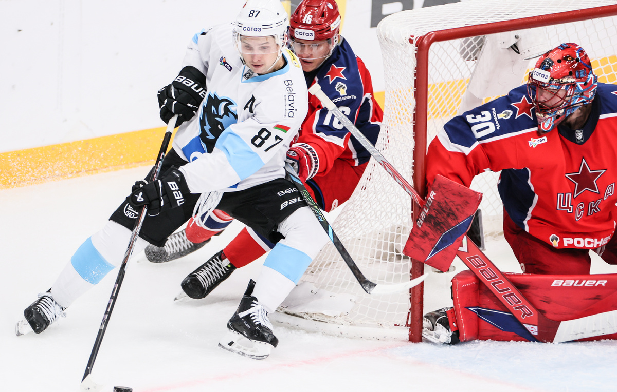     Нападающий минского "Динамо" Вадим Шипачев (слева)  Сергей Савостьянов/ТАСС