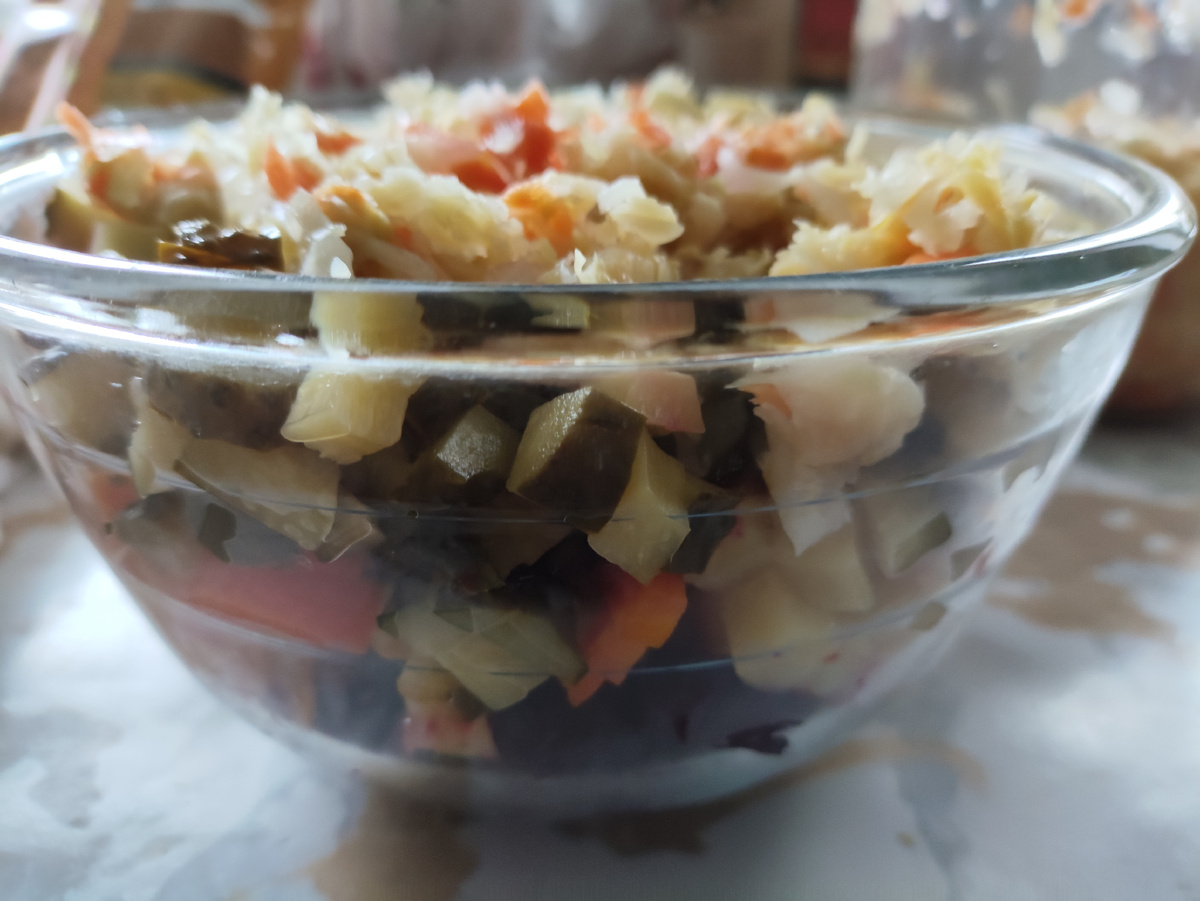 Винегрет. Не размешивала. Всё завтра.