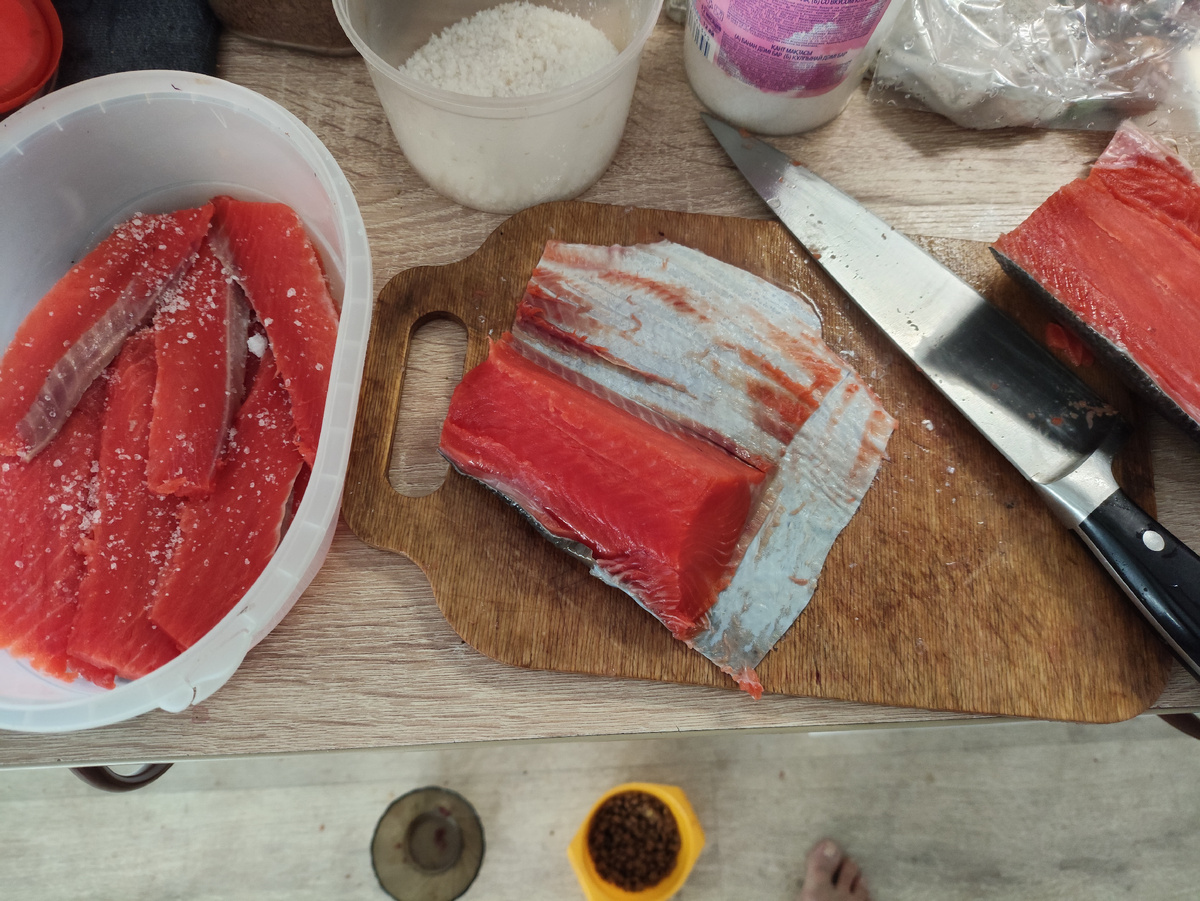 Как-то так.... Начинаа поперек, потом уже вдоль все резала