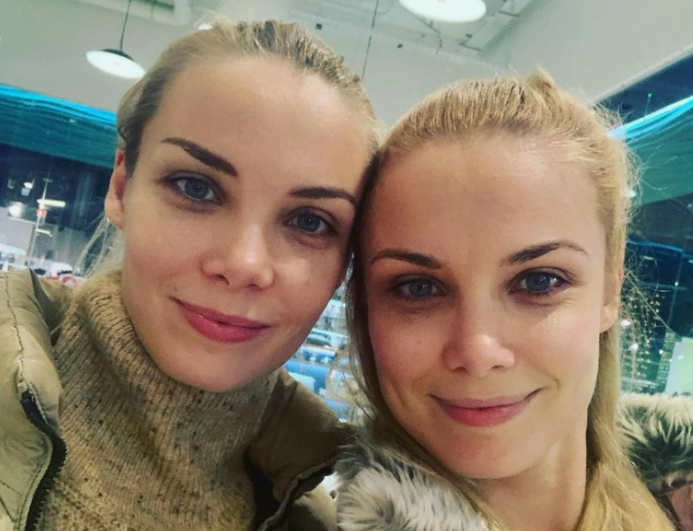    Ольга Арнтгольц с сестрой-близняшкой Татьяной, которую часто путали с ней в детстве