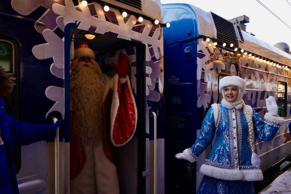    Сотни жителей Петербурга приехали зарядиться новогодним представлением. Фото: t.me/ozdrzd