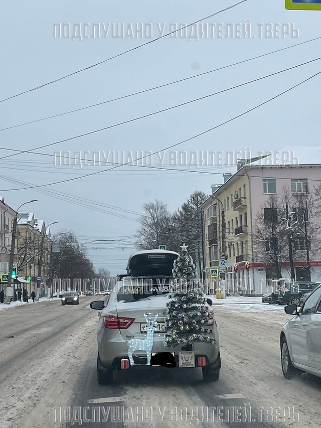 Новогодний автомобиль разъезжает по дорогам Твери