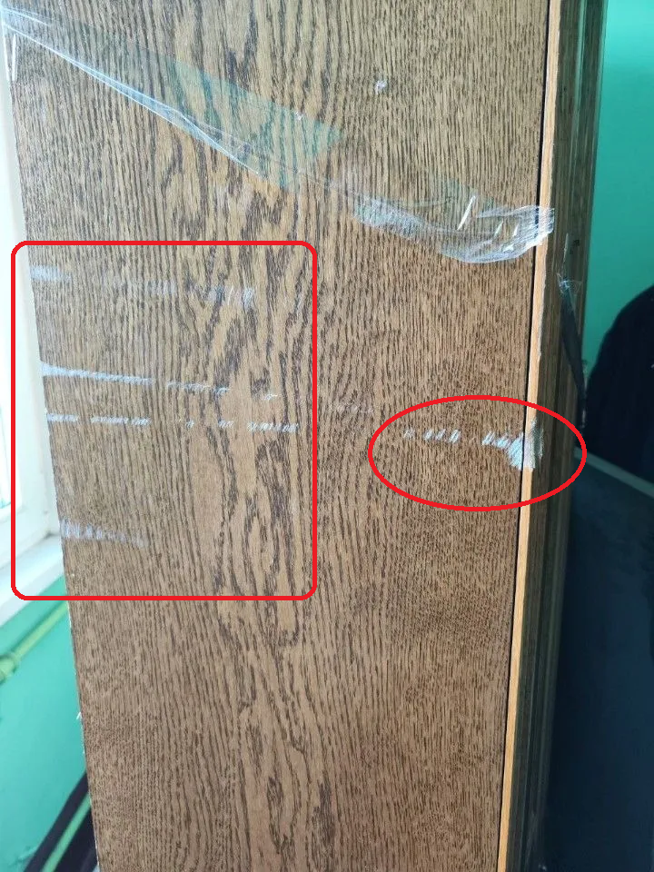 Вероятно шкаф не поместился в проем, за что и был "украшен" такими дефектами