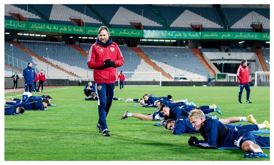    Валерий Карпин устал от работы. Фото: соцсети Сборная России по футболу