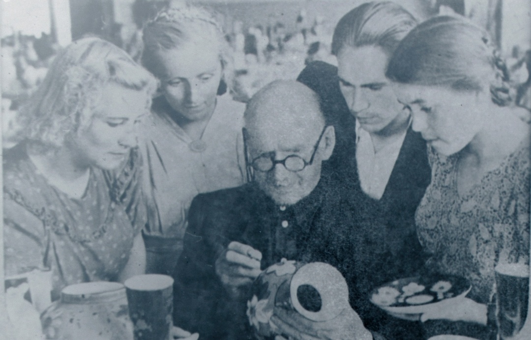 Фотонегатив. В. Мысягин с учениками (Дулёвский фарфоровый завод). Копия. "Орехово-Зуевский городской историко-краеведческий музей". ГоскаталогРФ.