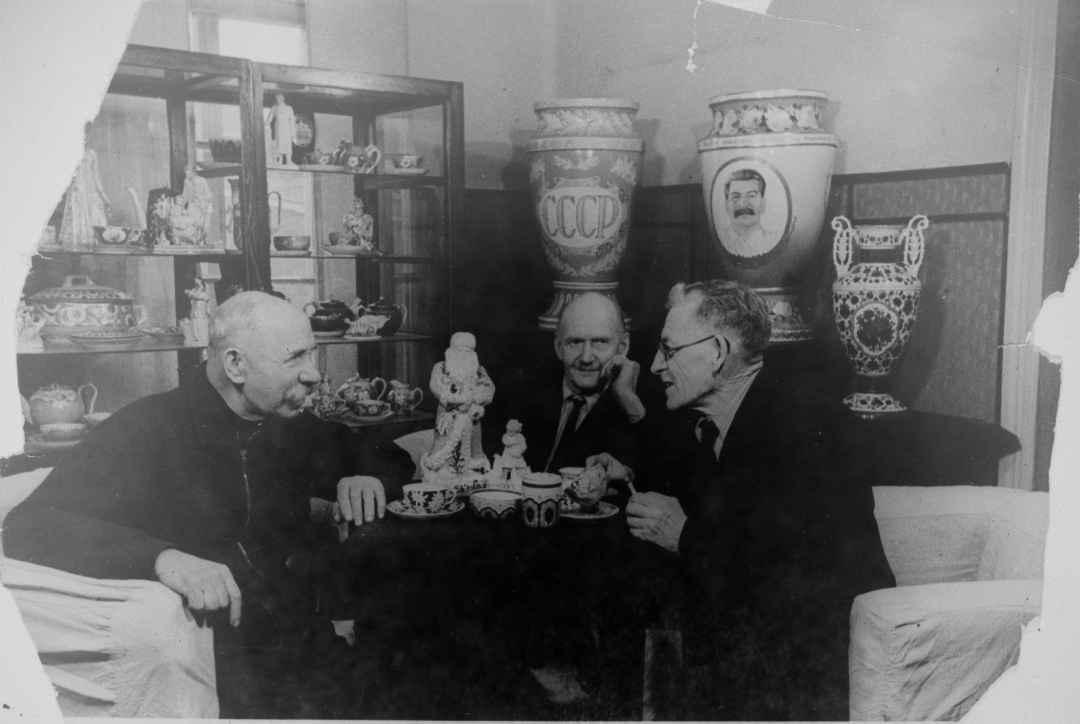 Фотонегатив. Старейшие художники Дулёвского фарфорового завода: Коньков, Мысягин. Копия. "Орехово-Зуевский городской историко-краеведческий музей". ГоскаталогРФ.