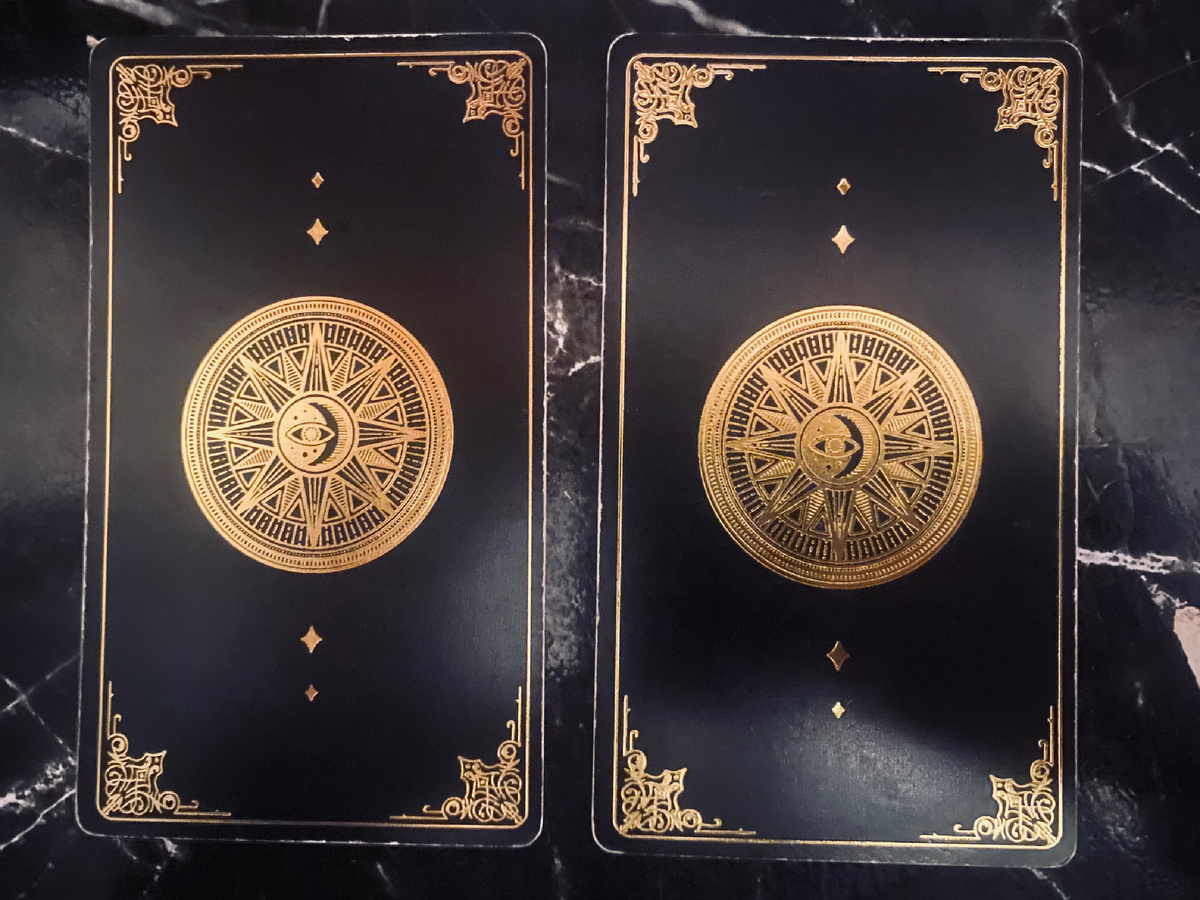 Первый слева, второй справа