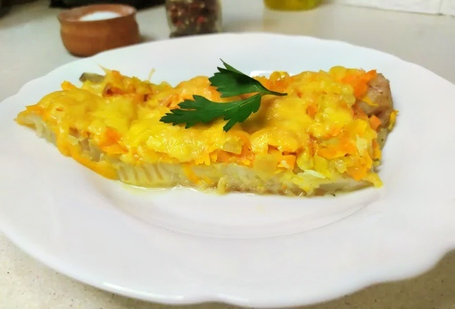 Минтай по-домашнему с овощами и сыром