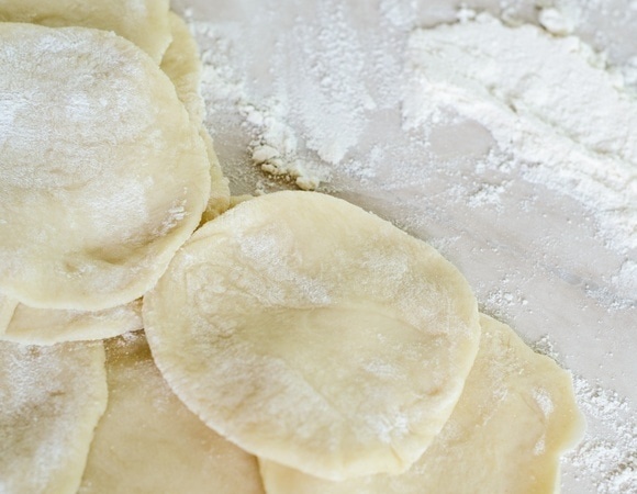 Эксперты подсказали, как сберечь тесто для вареников в холодильнике и морозильной камере