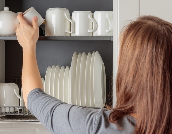 Тарелки больше не на полках: дизайнеры объяснили, почему кухня с ящиками удобнее и безопаснее