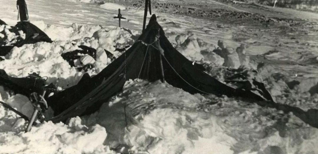 Палатка на склоне горы 