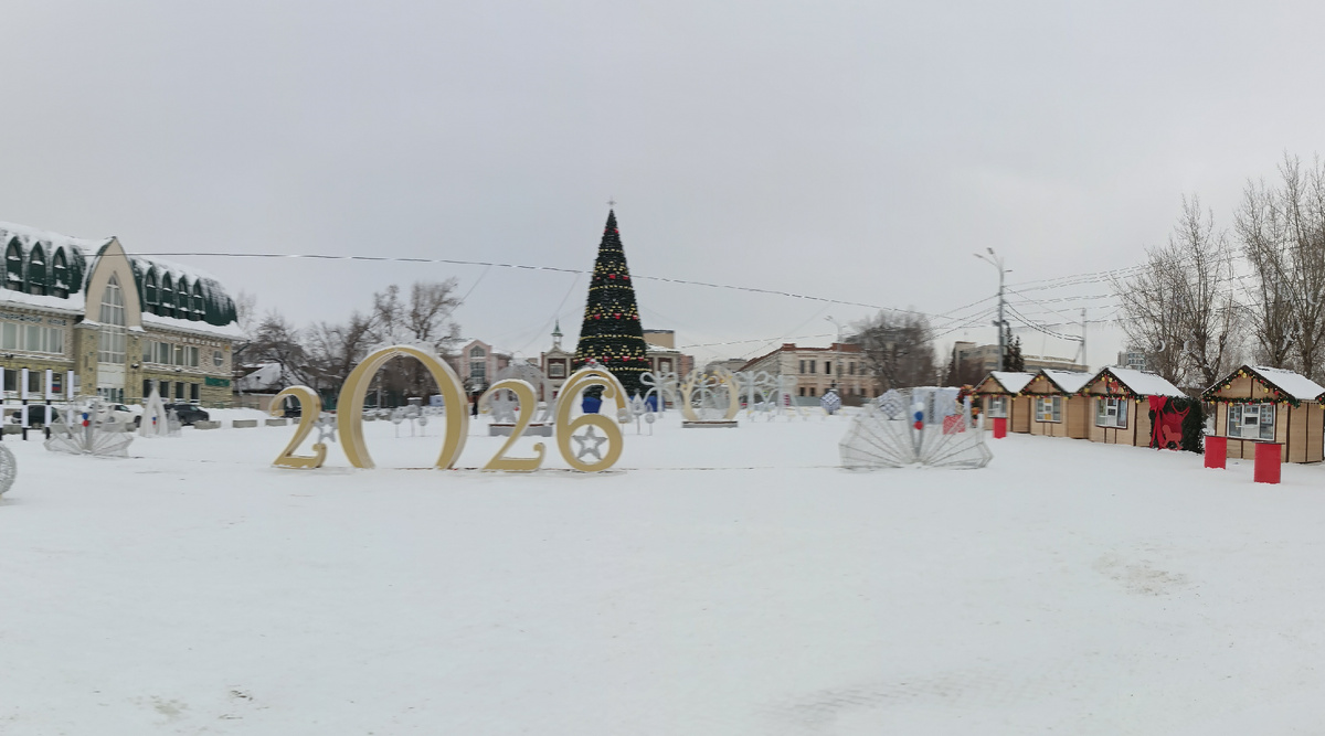 Главная ёлка города на площади Свободы в текущем году. Очень маленькая площадь. Убогое украшение. Выглядит удручающе, особенно днем. Очень похоже на ёлку где-то в райцентре. 