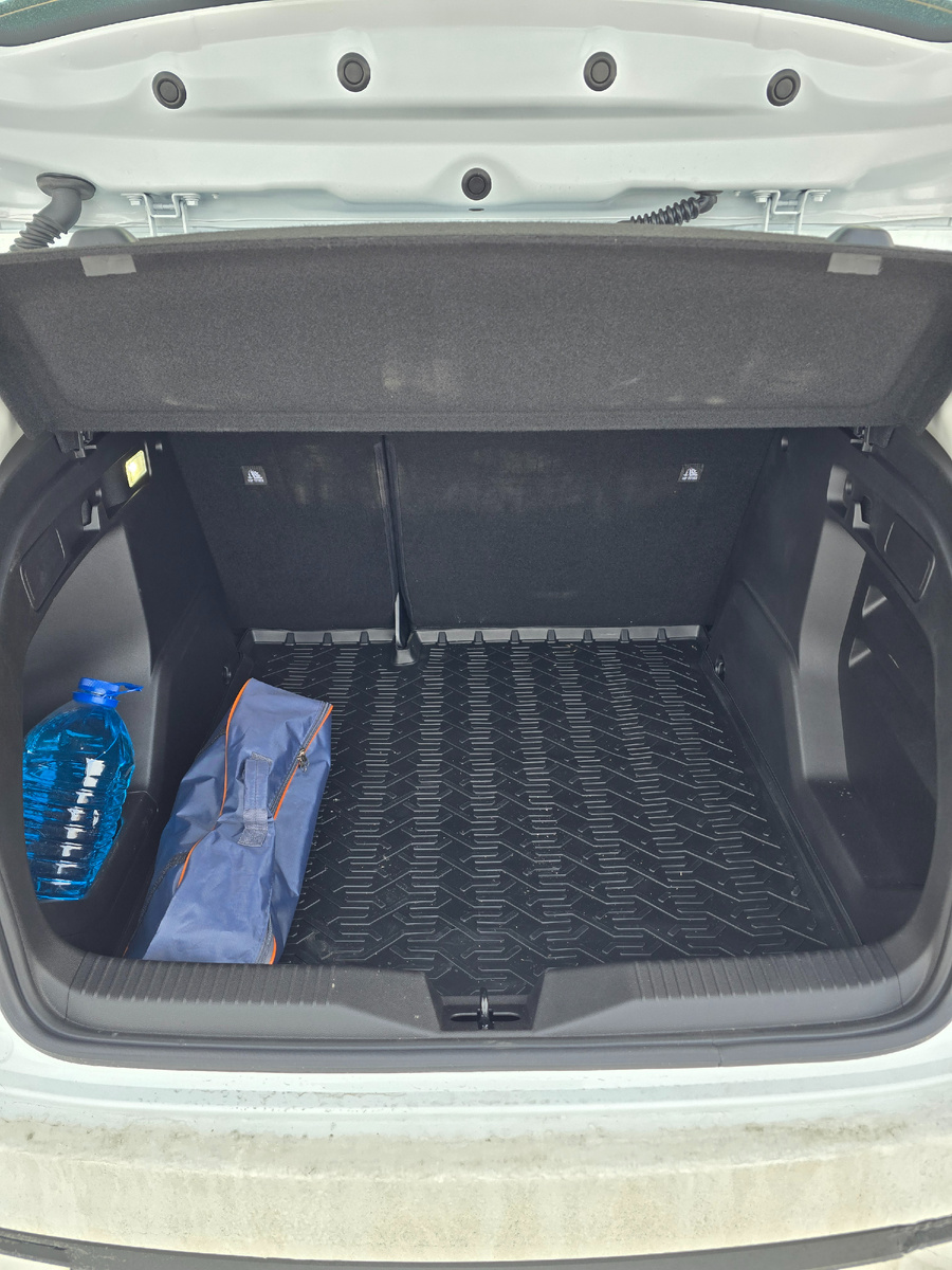 В багажнике лежит только стандартный набор автомобилиста и бутылка с омывайкой.