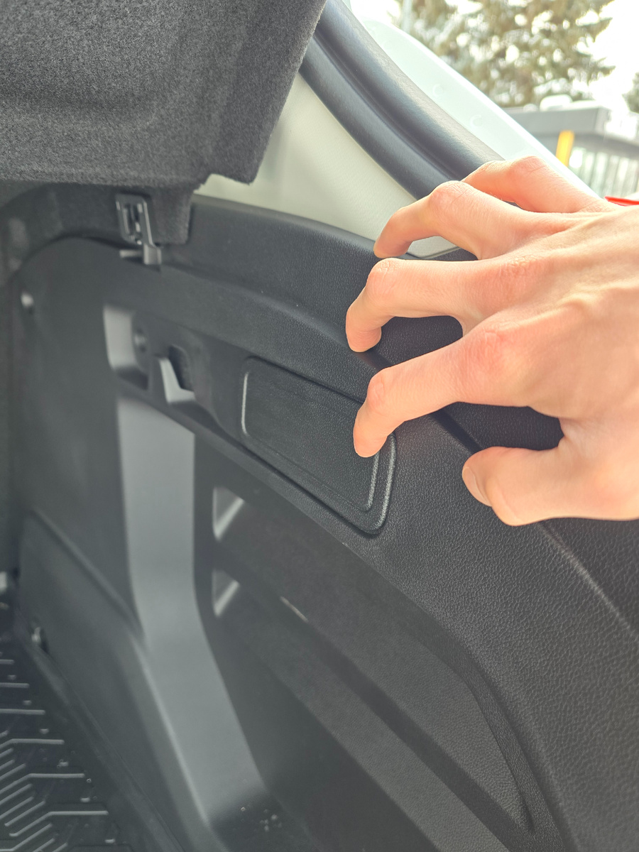 Заглушка функции Easybreak находится в багажнике всех автомобилей в кузове SW и SW Cross. До ухода Renault из России это должна была быть базовая функция всех машин.