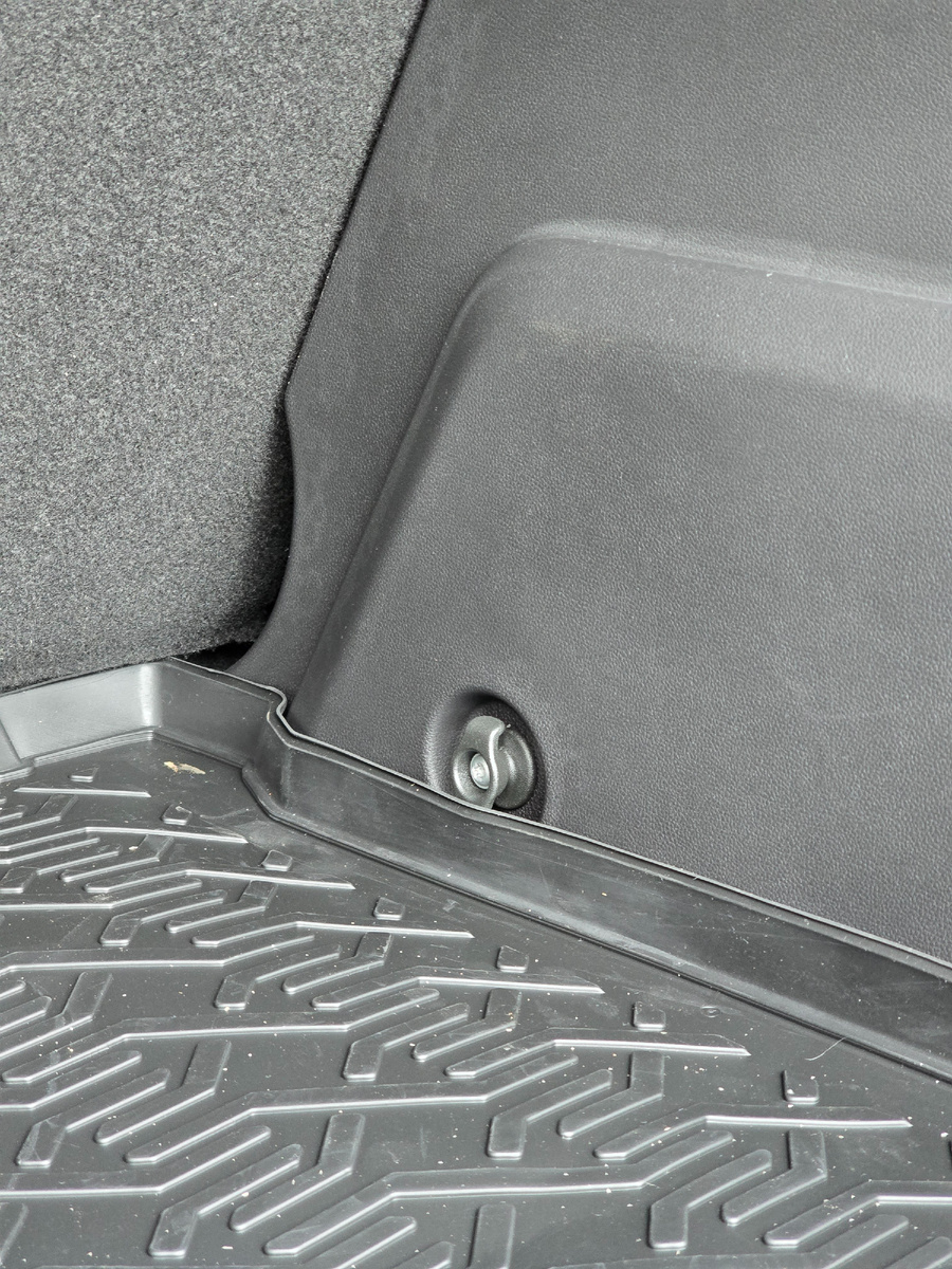 А вот петли для крепления сетки расположены с двух сторон.