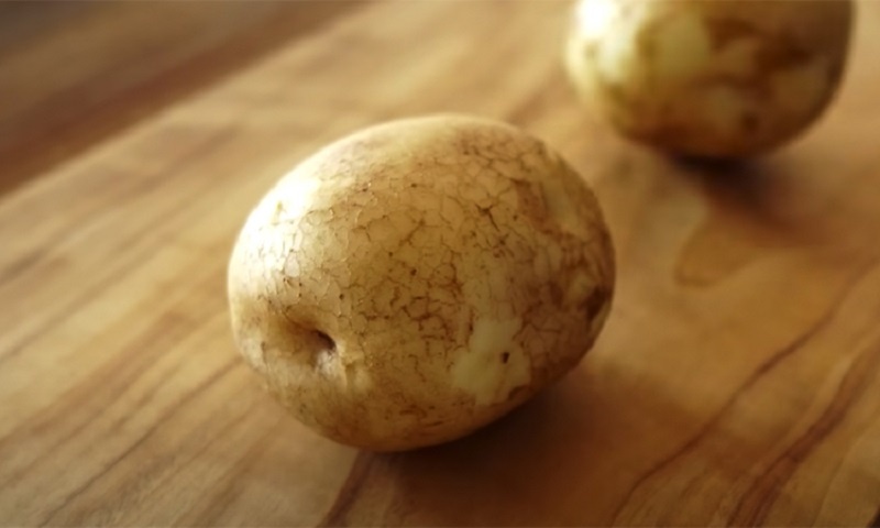 Картофель, который захочется готовить снова и снова: простой рецепт домашнего хрустящего картофеля с ароматом чеснока