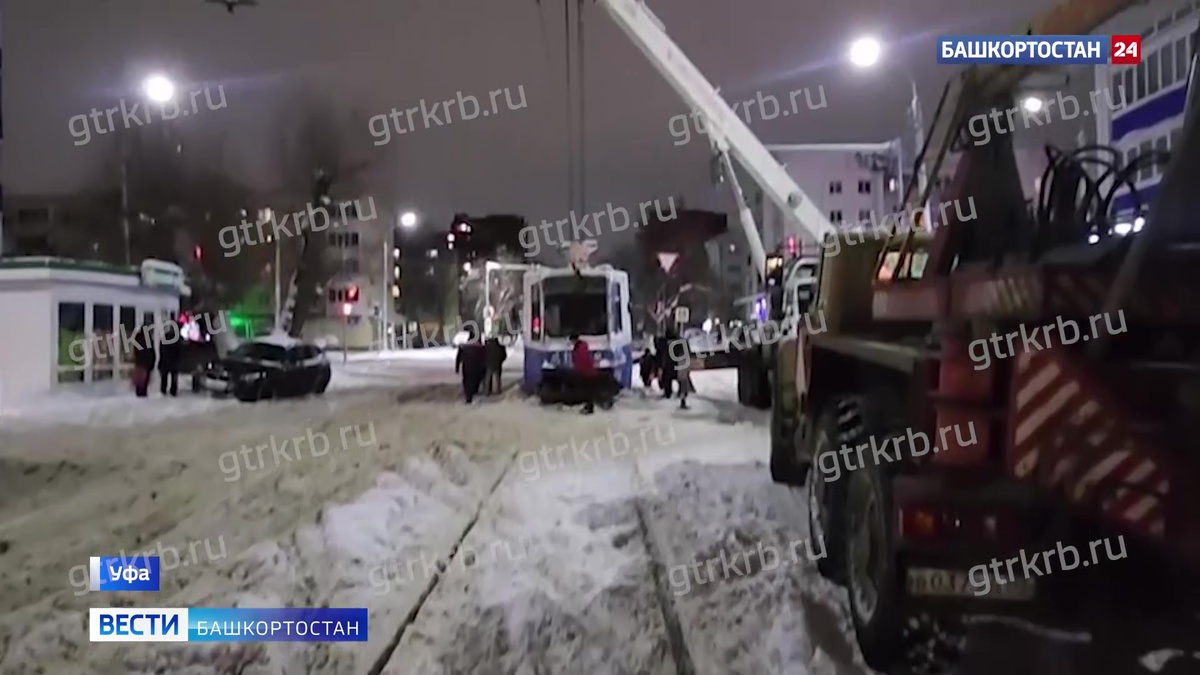    В Уфе из-за снежных заносов трамвай сошел с рельсов и парализовал движение