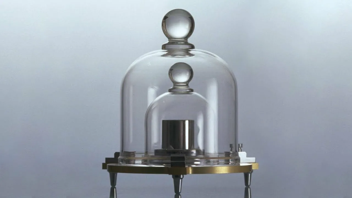 Копия эталона килограмма. Чтобы получить точные значения давления, надо соблюдать стандартные условия.