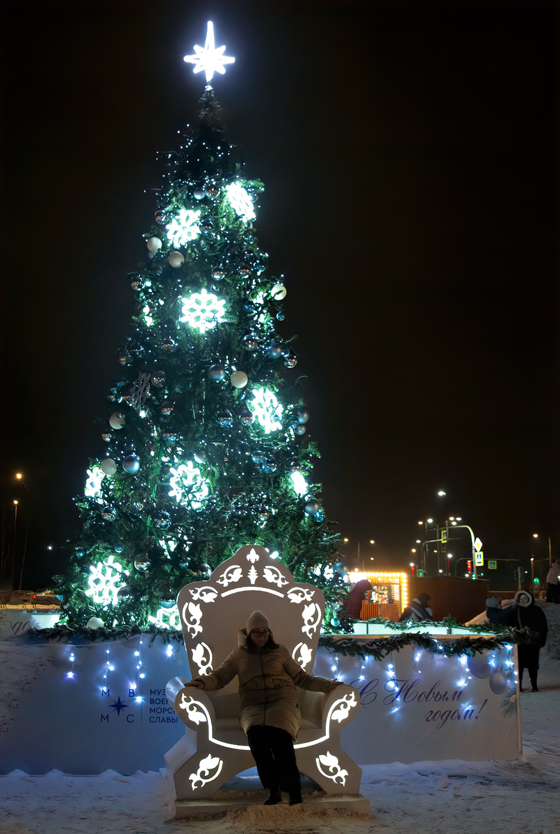 Ёлка и трон в парке "Остров фортов", Кронштадт