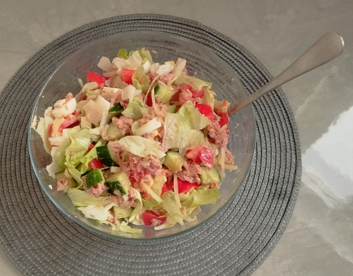 Салат с тунцом.