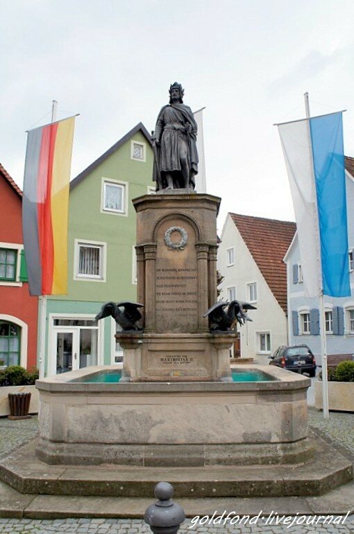 Памятник Вольфраму фон Эшенбаху в г. Вольфрамс-Эшенбах, Бавария