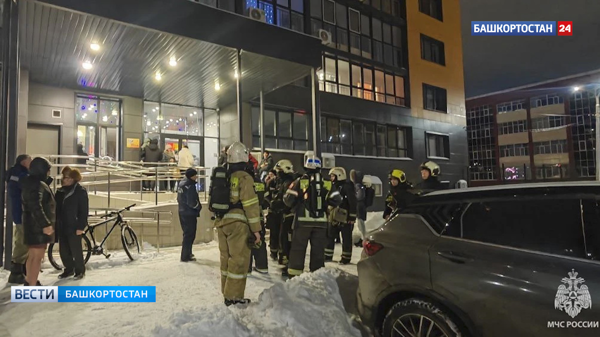    В Уфе огнеборцы спасли 50 человек из горящего многоквартирного дома на Комсомольской