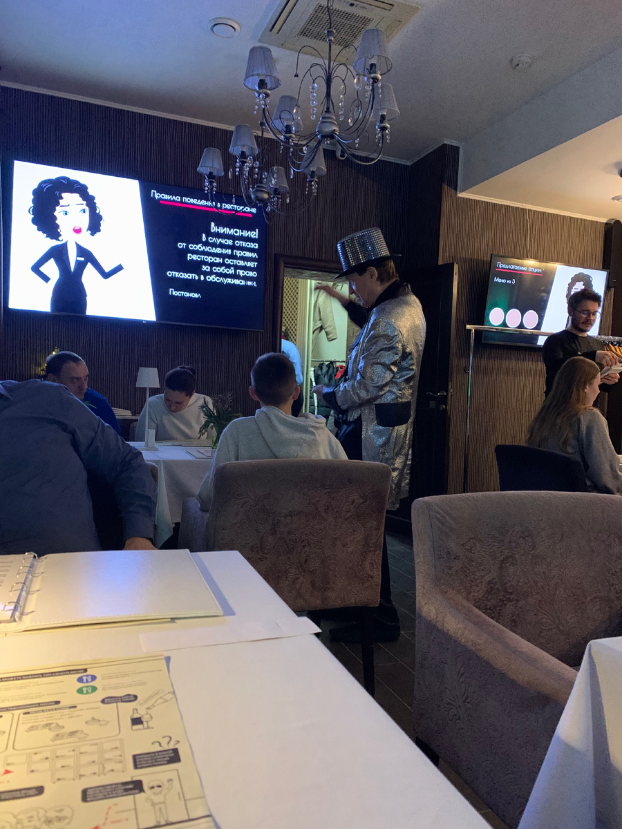 Фокусник развлекает собирающихся гостей