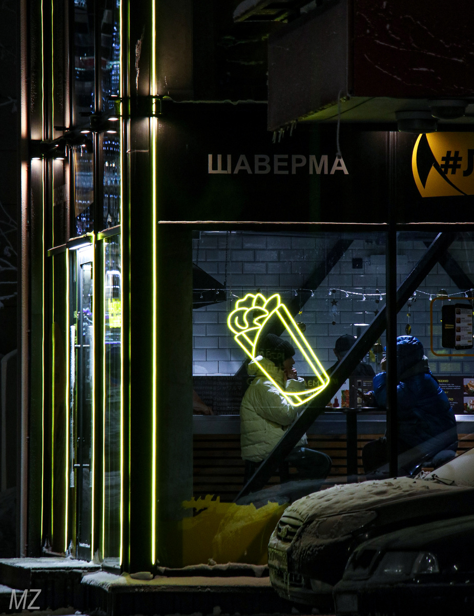 Люди греются поедая аппетитную шаверму