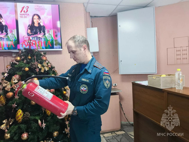    Сотрудники МЧС несут дежурство на новогодних детских праздниках в Кирове