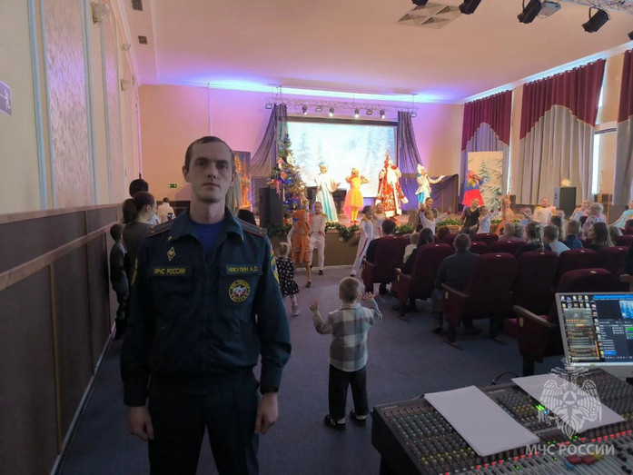 Сотрудники МЧС несут дежурство на новогодних детских праздниках в Кирове