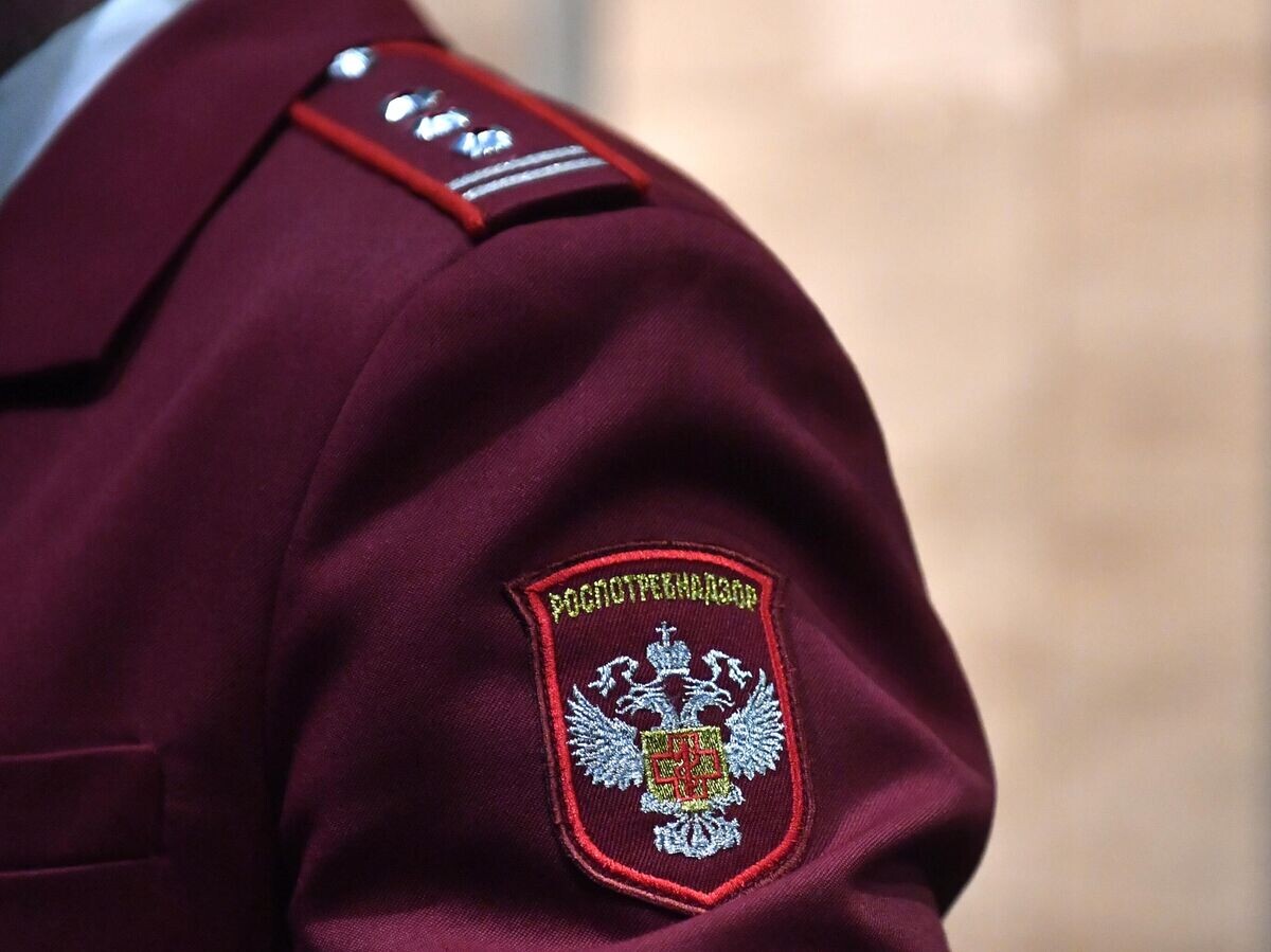    Шеврон на фирменном кителе сотрудника Роспотребнадзора | © РИА Новости / Павел Бедняков