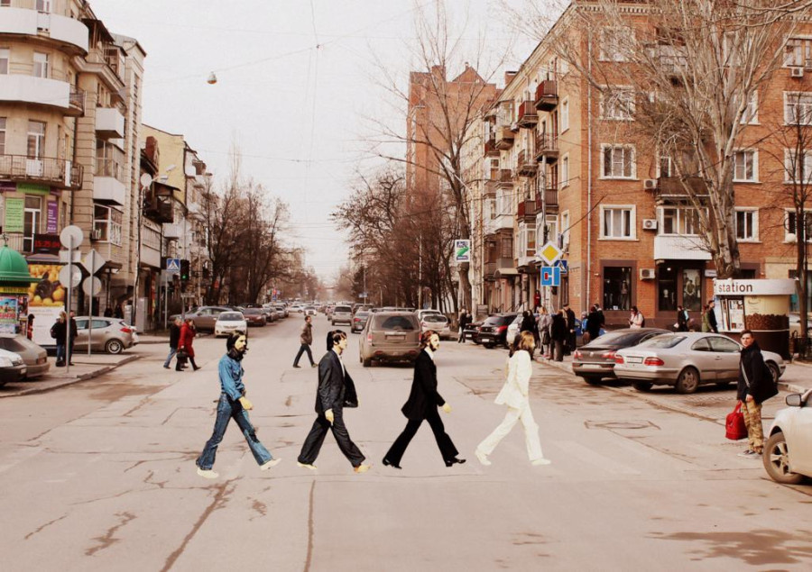 Четверка The Beatles на проспекте Соколова в городе Ростове-на-Дону ( не генерировалось искусственным интеллектом).