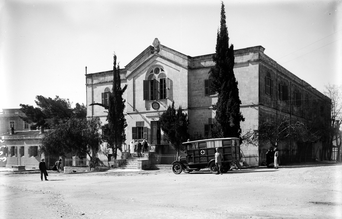 Здание русской больницы в Иерусалиме