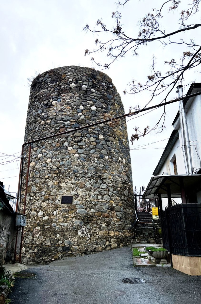 Круглая башня в Алуште. Справа от нее вход в музей под открытым небом "Крепость Алустон"