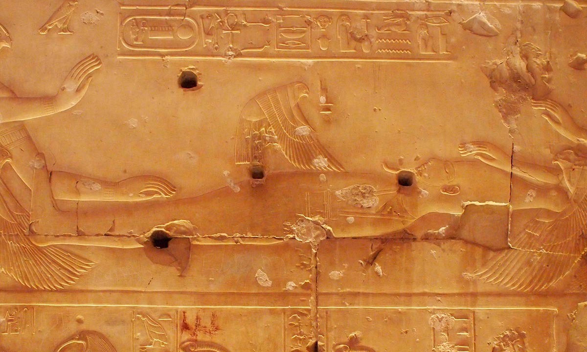 Рельфеф, изображающий процесс зачатия Гора. Исида в образе коршуницы Хат