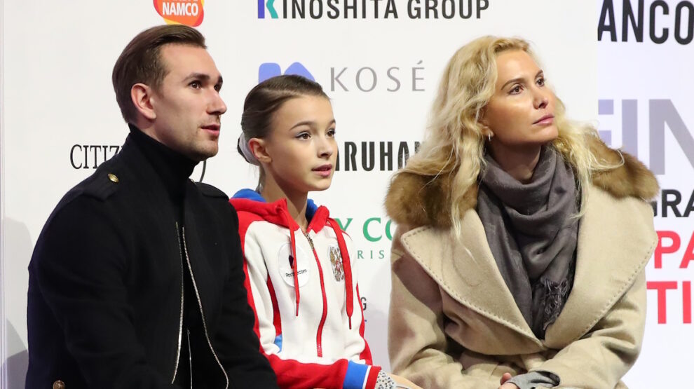    Совсем юная Анна Щербакова с Этери Тутберидзе и Даниилом Глейхенгаузом. Фото: GLOBAL LOOK PRESS